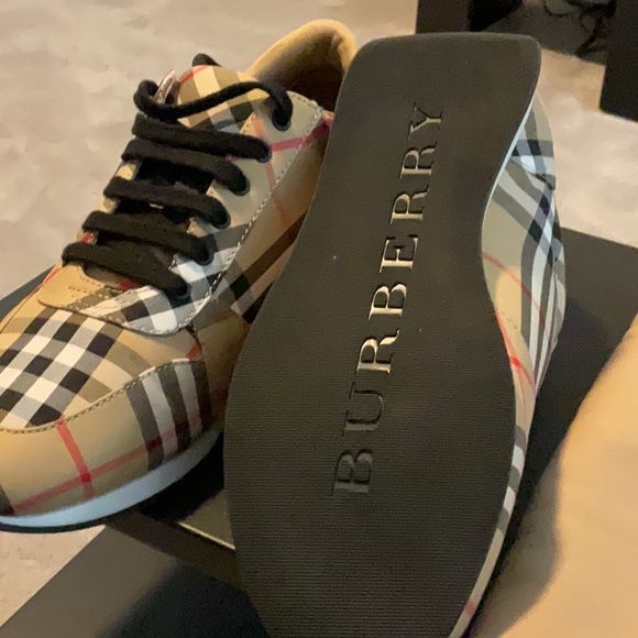 Burberry - Picture 3 of 3